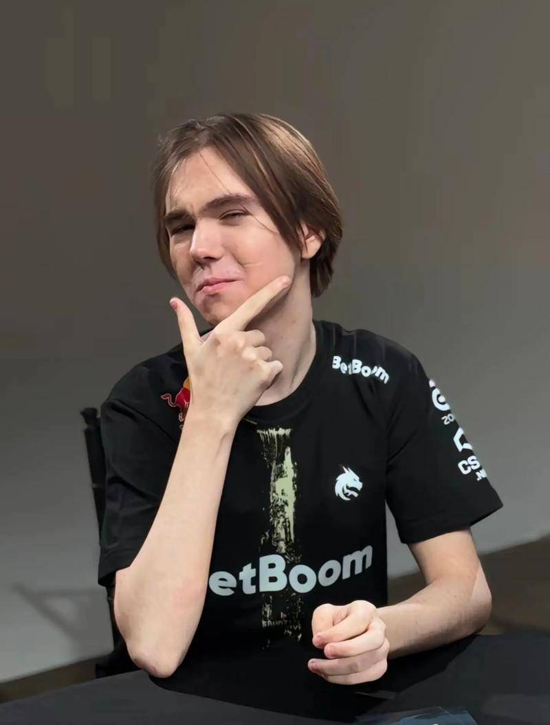 Life ： 会根据FPX阵容需要去做搭配英雄